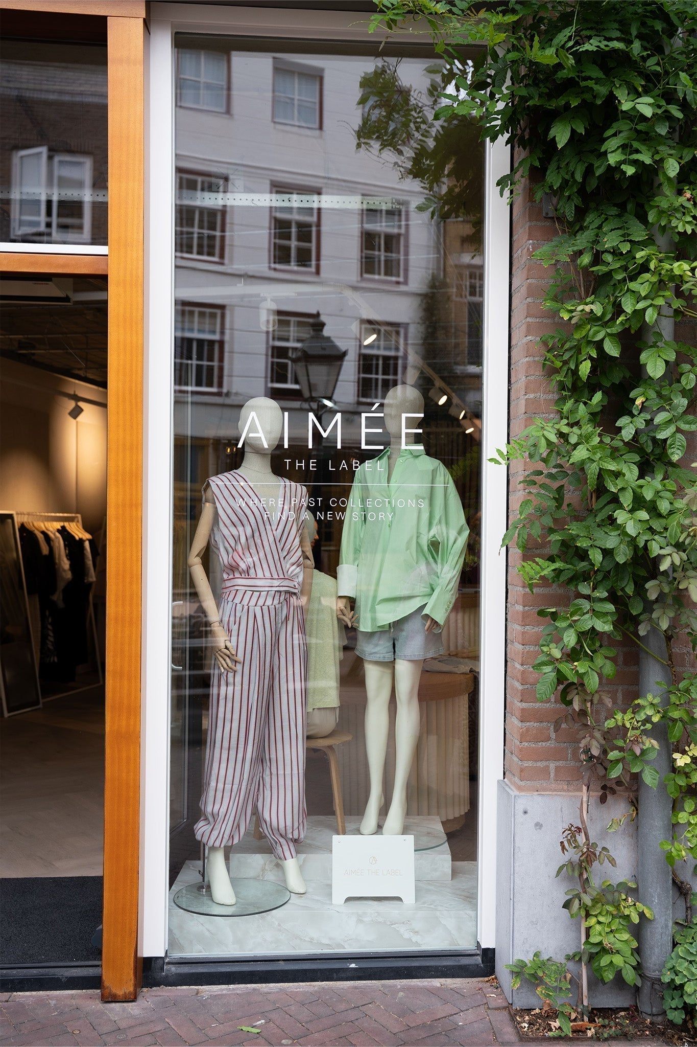 Tijdloze dameskleding uit eerdere Aimée the Label collecties in de Archive Store in ’s-Hertogenbosch.